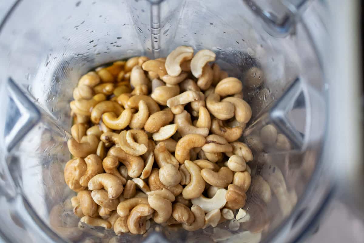 blender with soaked cashews