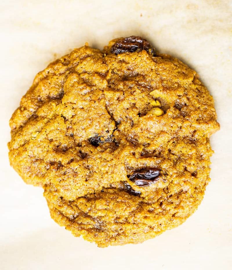 Oat and raisin cookies in a Tupperware … – License Images